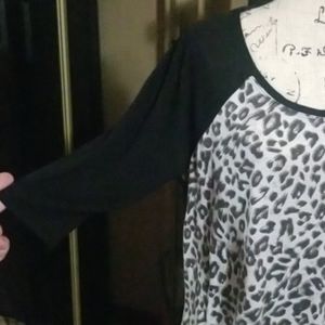torrid Tops - Torrid leopard print baseball Tee torrid Tops - Torrid leopard print baseball Tee